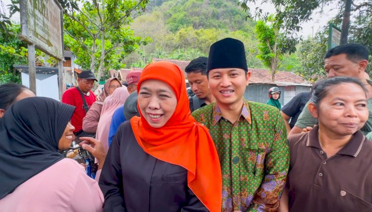 Khofifah didampingi Mas Ipin menyapa warga di Pasar Subuh Trenggalek/Ist