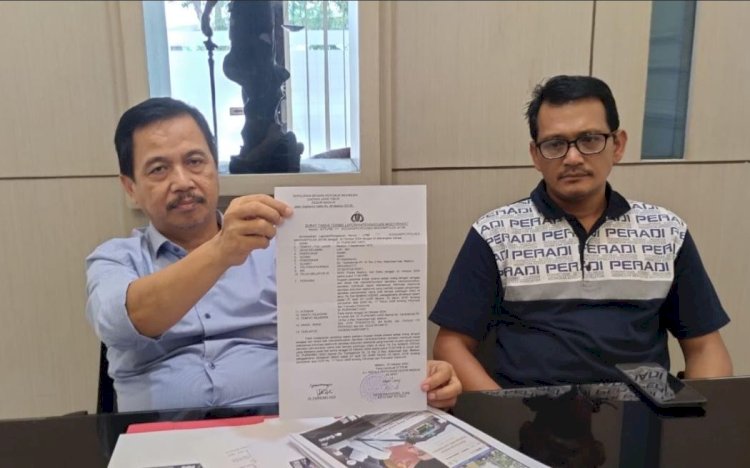 Kuasa hukum dr Purnomo Hadi, Indra Priangkasa menunjukkan bukti laporan dugaan pencemaran nama baik yang dilakukan akun tiktok @sugeng_info