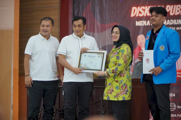 Paslon nomor urut 3 BONUS foto bersama penyelenggara diskusi publik akademisi di Unipma/Ist