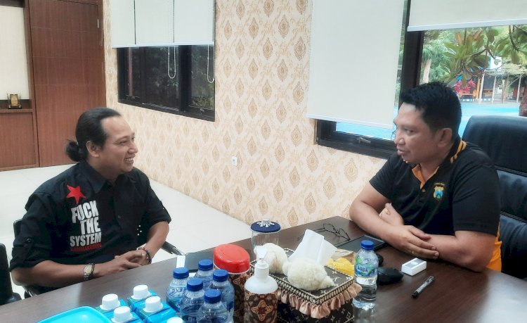 Kapolres Bangkalan AKBP Febri Isman Jaya bersama wartawan RMOLJatim