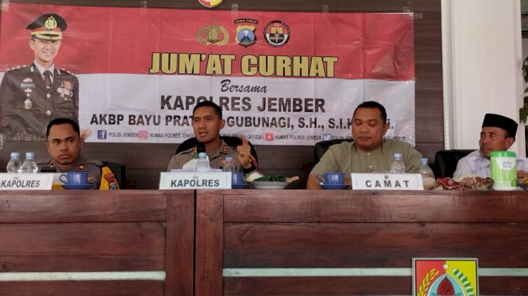 Kapolres Jember AKBP Bayu Pratama Gubunagi bersama jajarannya dan Muspika Mayang dalam acara Jumat curhat/RMOLJatim