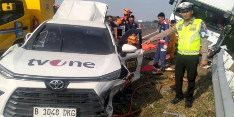 Mobil operasional TvOne mengalami kerusakan usai ditabrak truk dari belakang di Tol Jakarta-Pemalang/Istimewa