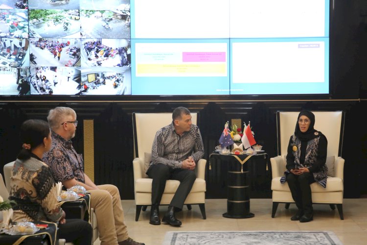 Teks foto: PJs Wali Kota Surabaya Restu Novi Widiani menerima kunjungan Konjen Australia di Surabaya Glen Askew/ist