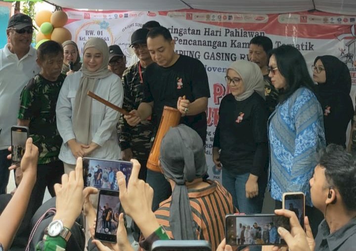 Teks foto: Ajeng Wira Wati mendampingi Eri Cahyadi meresmikan Kampung Gasing/RMOLJatim