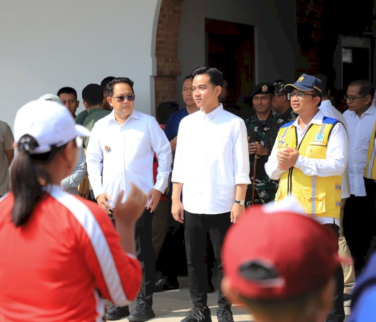 Pj Gubernur Jatim Adhy Karyono bersama Wapres RI Gibran Rakabuming Raka mengunjungi Benteng Van den Bosch di Ngaw