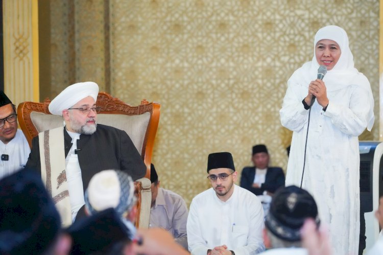 Khofifah Indar Parawansa bersama Al Syekh Al Sayyid Afeefuddin Al Jailani di Masjid Al Akbar Nasional Surabaya/Ist