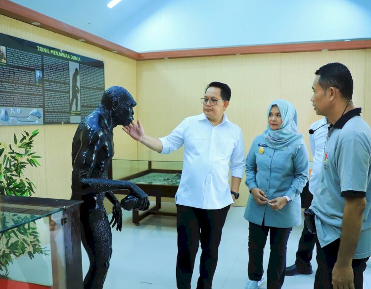 Pj Gubernur Jatim Adhy Karyono saat meninjau Museum Trinil di Ngawi/Ist