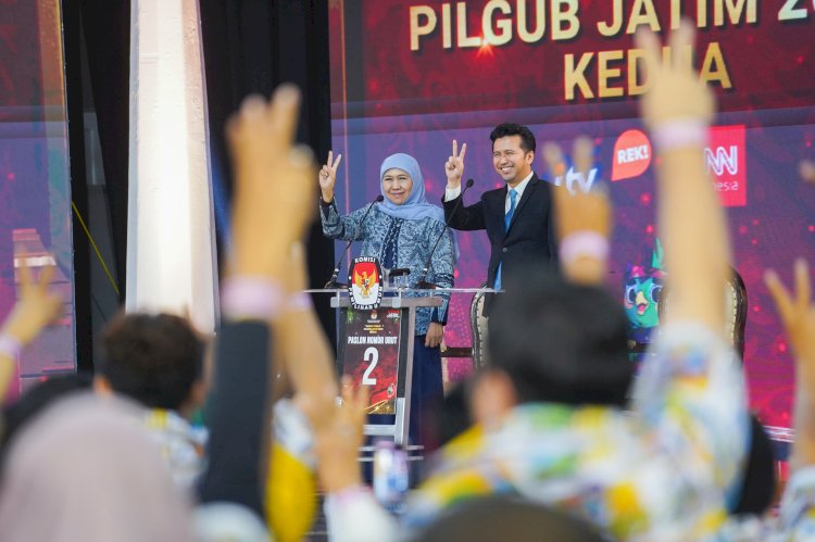 Khofifah dan Emil Dardak di debat kedua Pilgub Jatim 2024/Ist