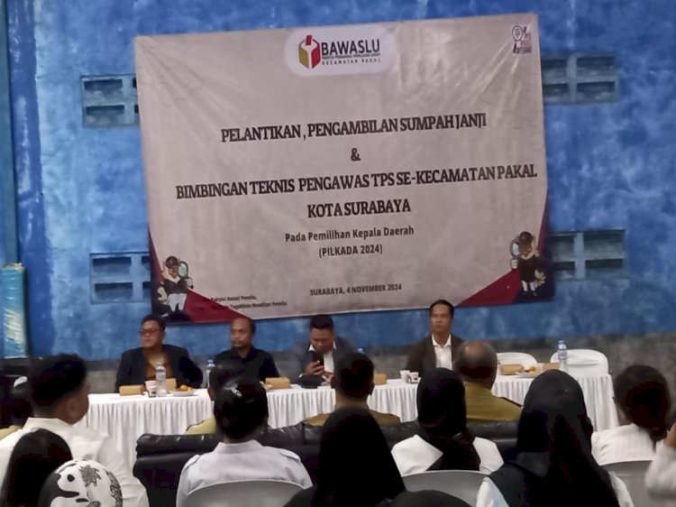 Komisioner sekaligus Ketua Bawaslu Kecamatan Pakal, Albert Tampubolon (kanan) saat melantik Pengawas TPS, Senin (4/11)/RMOLJatim