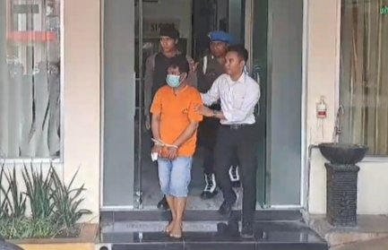 Tersangka pembunuh ayah kandung di Jember saat digiring polisi/RMOLJatim