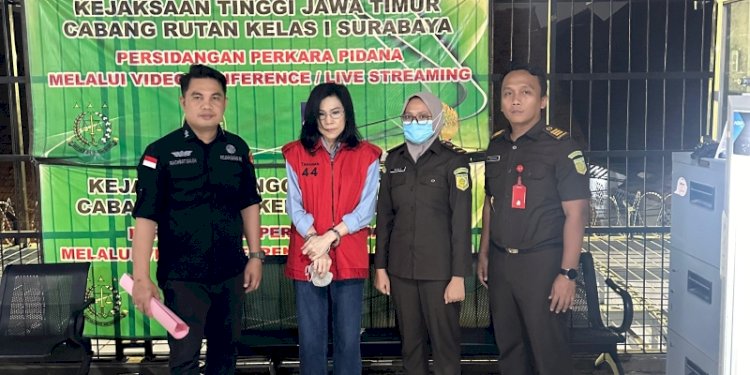 Ibunda Ronald Tannur, Meirizka Widjaja mengenakan rompi merah tahahan/Ist