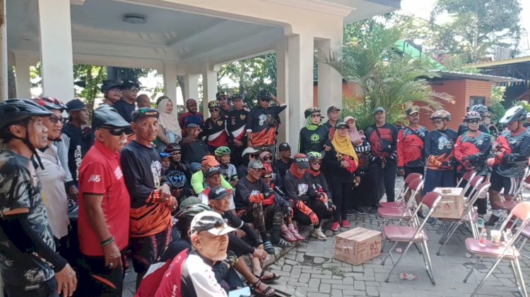 Puluhan anggota Club Sepeda Goes Berasama Ina Buchori saat berada di Rumah Mantan Walikota Buchori