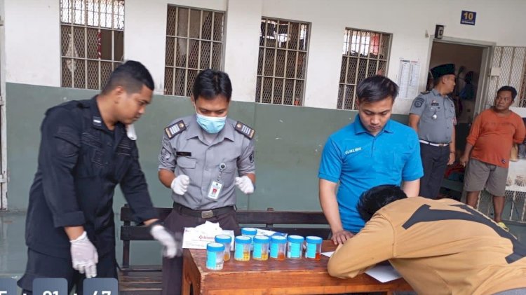 Razia narkoba dalam rutan Surabaya dan ditemukan barang terlarang 