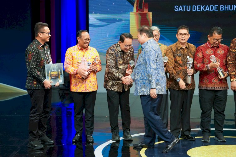 PJ Gubernur Jatim Adhy Karyono menerima penghargaan 