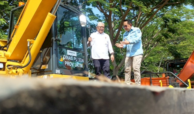 Pj Gubernur Jawa Timur Adhy Karyono saat mengecek alat berat/ist