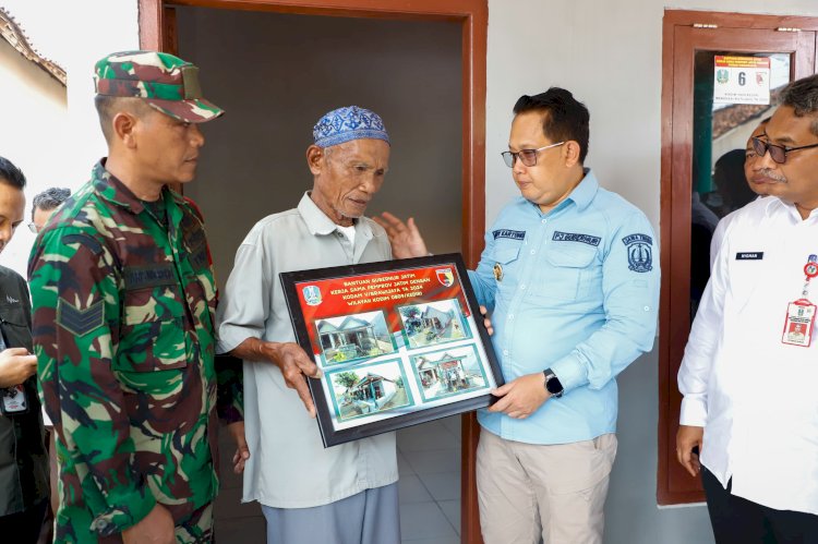 Pj Gubernur Jatim Adhy Karyono menyerahkan bantuan program Rutilahu di Kediri/Ist