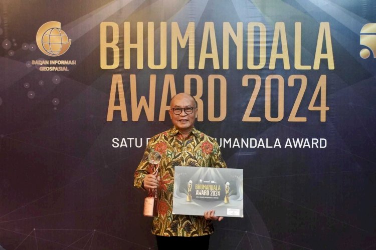 Kepala Badan Perencanaan Pembangunan Riset dan Inovasi Daerah Kota Mojokerto, Agung Moeljono Soebagijo mewakili Pj. Wali Kota Mojokerto menerima penghargaan Bhumandala Ariti/ist