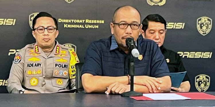Kabid Humas Polda Metro Jaya Kombes Ade Ary Syam (kiri), Direktur Reserse Kriminal Umum Polda Metro Jaya Kombes Wira Satya Triputra (tengah), Wakil Direktur Reserse Kriminal Umum Polda Metro Jaya AKBP Aldi Subartono (kanan) dalam konferensi pers di Polda Metro Jaya, Selasa 5 November 2024/RMOL