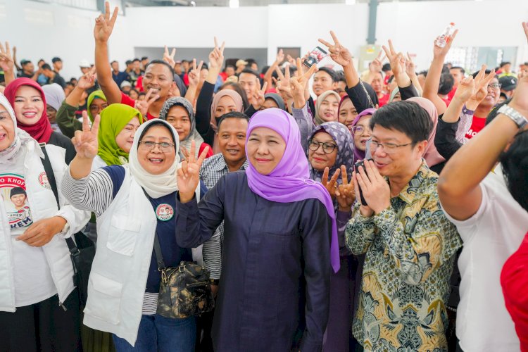 Khofifah Sapa Pekerja di Pabrik Wadah Makan Minum Premium di Nganjuk