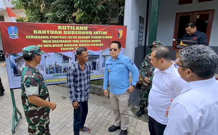 Pj Gubernur Jatim Adhy Karyono memantau Program Rumah Tidak Layak Huni di Kediri