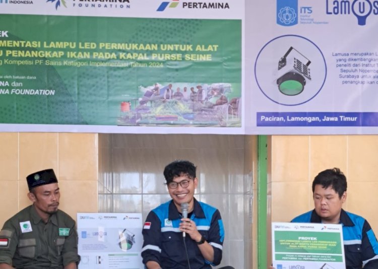 Ketua tim Lamusa ITS Iwan Cony Setiadi ST MT (tengah) saat menjelaskan produk Lamusa Bahari kepada para nelayan di Desa Pa
