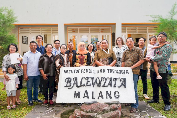 Khofifah Indar Parawansa silaturahmi ke keluarga besar Majelis Agung GKJW di Balewiyata Kota Malang, Rabu (6/11)/Ist