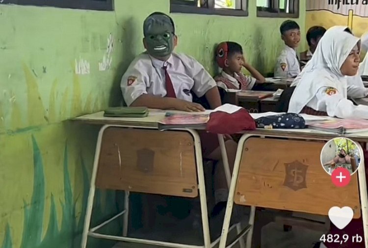 Murid pakai topeng/ist