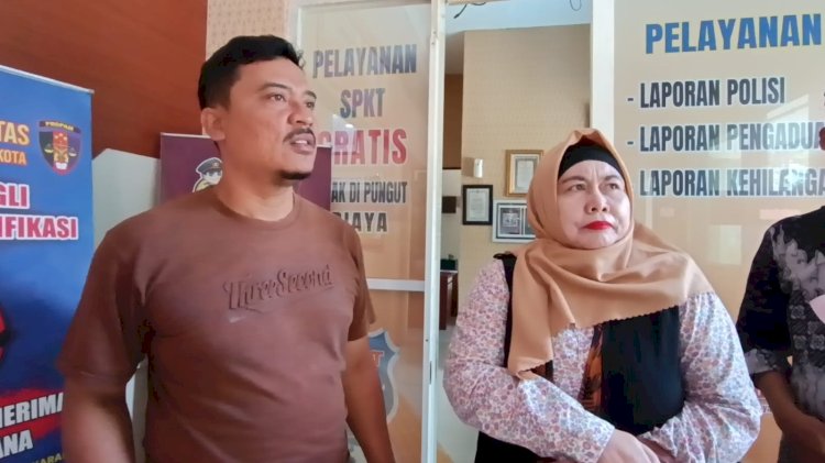 Agus Sumantri Dan Kuasa Hukumnya Saat Melapor Tindak Kekerasan Ke Mapolres Probolinggo Kota