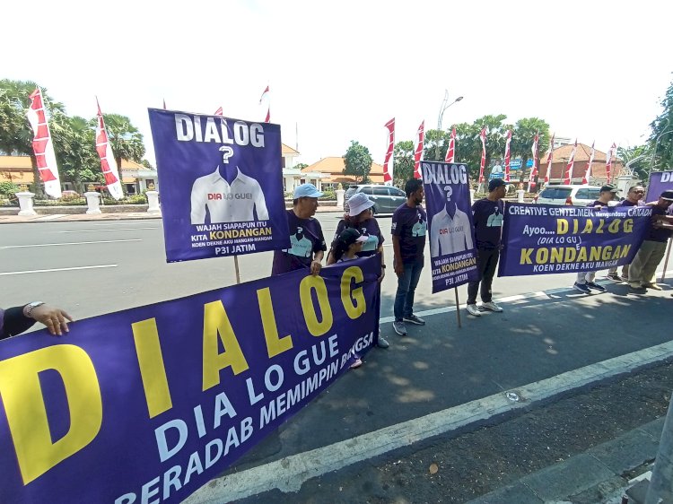 Aksi Bertajuk Dialog depan gedung Grahadi Surabaya 