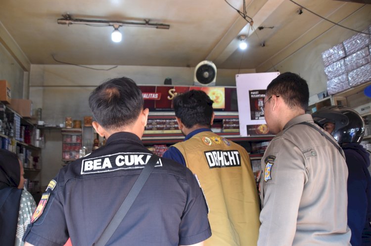 Teks foto: Operasi pemberantasan rokok ilegal/ist