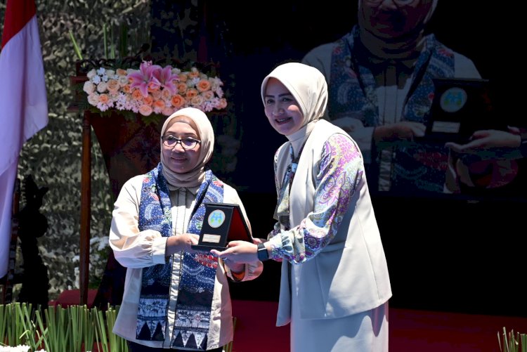 Teks foto: Menteri PPPA, Arifah Fauzi mengunjungi SMP Kartika IV-1 Surabaya/ist