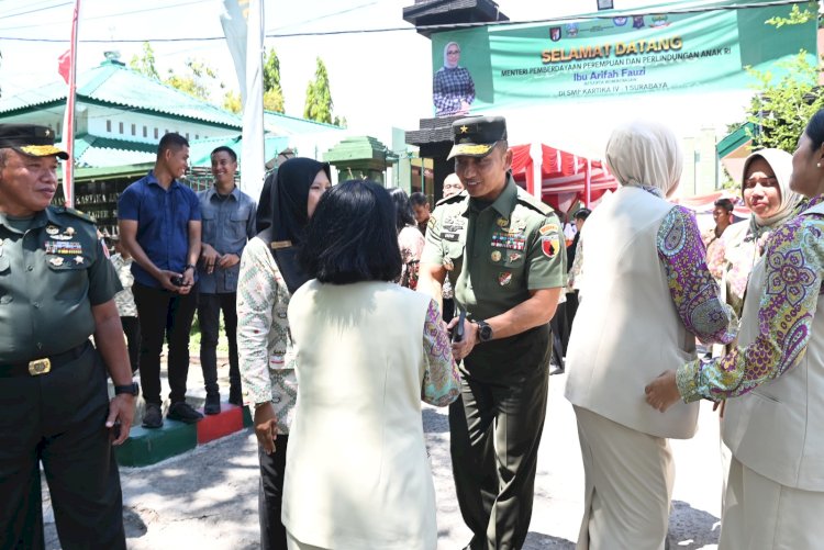 Kasdam V/Brawijaya, Brigjen TNI Endro Satoto menyambut kedatangan Menteri PPPA Arifah Fauzi di SMP Kartika IV-1 Surabaya/ist