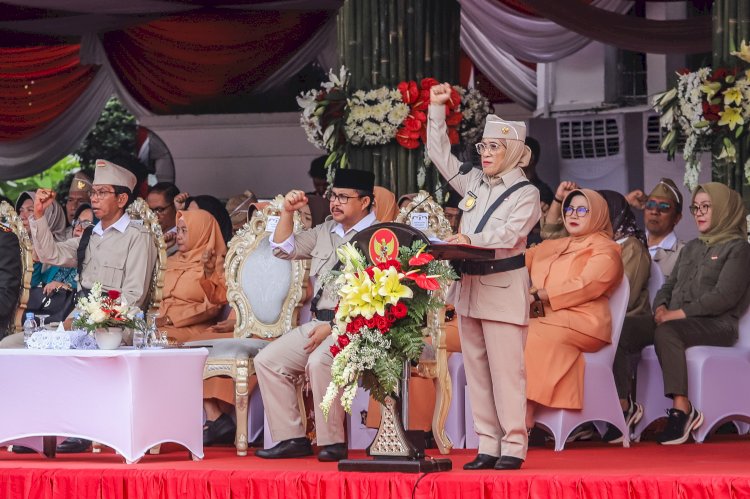 Teks foto: PJs Wali Kota Surabaya Restu Novi Widiani sebagai inspektur upacara peringatan Hari Pahlawan di Balai Kota/ist