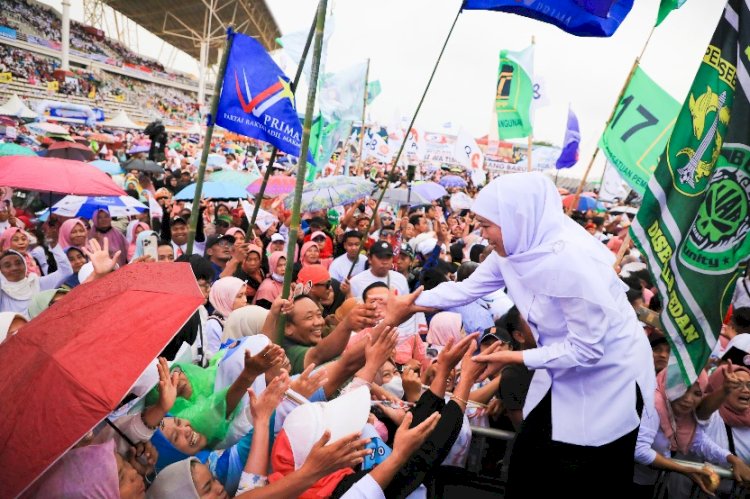Khofifah Indar Parawansa salami para pendukungnya di Jember
