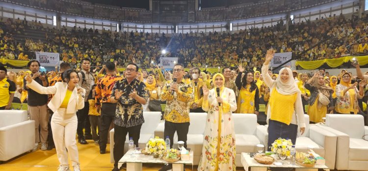 Lala Widi mengajak bernyayi Adies Kadir didampingi istrinya, Lita Anastasia didampingi Blegur Prijanggono bersama ribuan relawan dalam acara silaturahmi akbar di gedung DBL/RMOLJatim