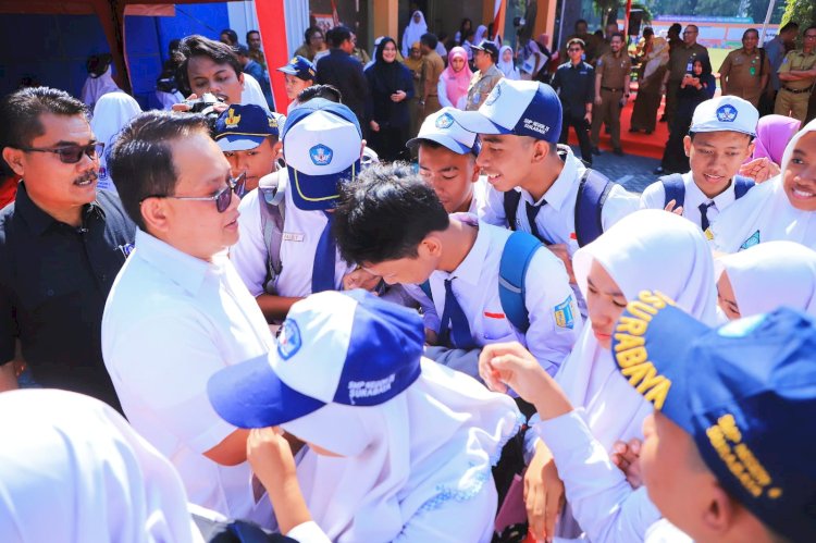 Pj Gubernur Adhy bersama rasa siswa-siswa Jatim yang telah menorehkan prestasi gemilang pada ajang kompetisi OPSI tahun 2024/Ist