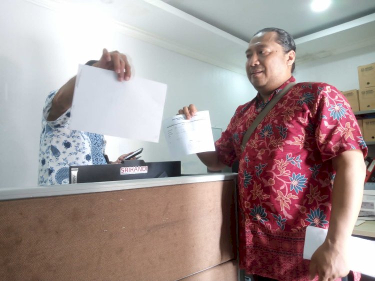 Jiat Kusumawan warga Kecamatan Kare, Kabupaten Madiun. Saat melapor ke KPU RI.    