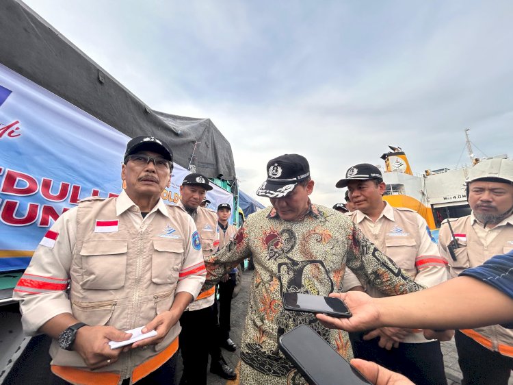 Direktur Utama PT DLU Erwin H Poedjono bersama Owner sekaligus Penasehat Utama DLU Bambang Haryo Soekartono saat pelepasan bantuan bagi korban erupsi Gunung Lewotobi Laki-laki dari Pelabuhan Tanjung Perak Surabaya/Ist