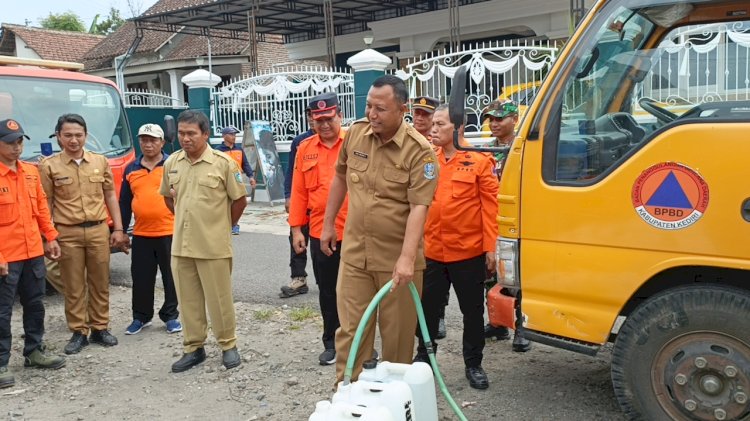 Pjs Bupati Kediri Heru Wahono Santoso saat menyalurkan bantuan air bersih/Ist