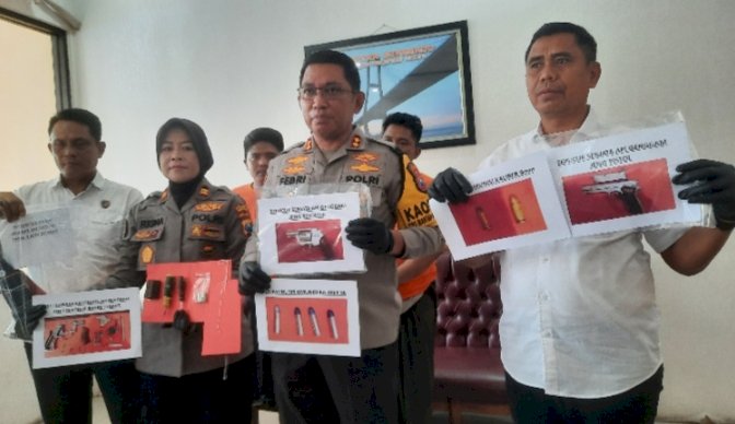 Polres Bangkalan menunjukkan tersangka judi online dan barang bukti/RMOLJatim