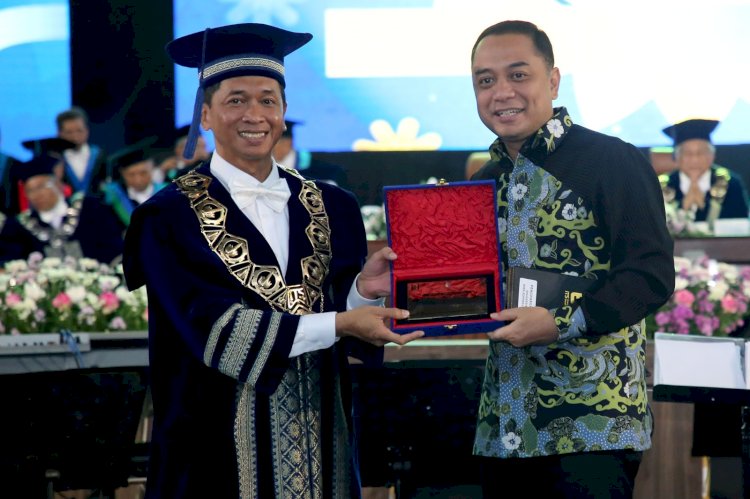 Eri Cahyadi menerima penghargaan Wira Adhiwasesa/RMOLJatim