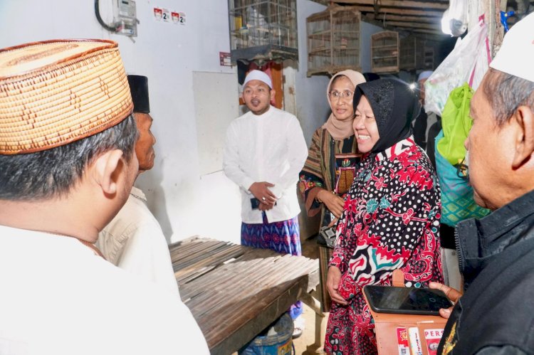 Tri Rismaharini saat menemui buruh tani di Sampang/Ist