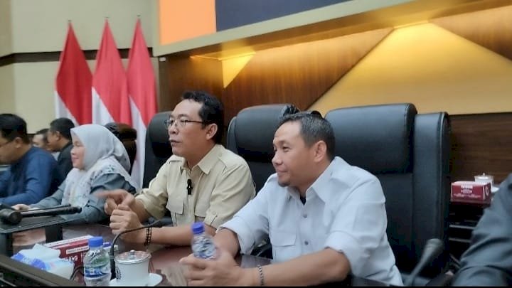 Ketua Pansus Pilkada DPRD Jember, Ardi Prabowo bersama anggota Pansus Saat memberikan keterangan pers di ruang Paripurna DPRD Jember/RMOLJatim   