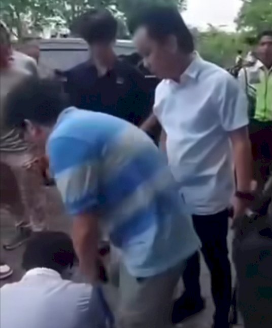 IV baju putih sedang menyuruh siswa sujud dan menggonggong/ tangkapan layar