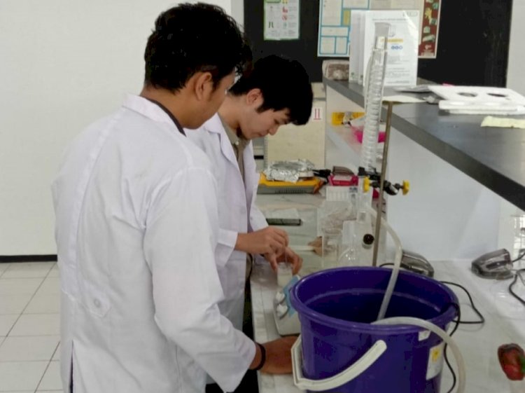 Mahasiswa ITS saat praktikum/Ist