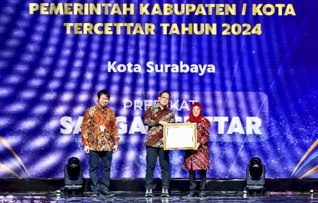 PJs Wali Kota Surabaya, Restu Novi Widiani menerima penghargaan dari PJ Gubernur Jatim Adhy Karyono/ist