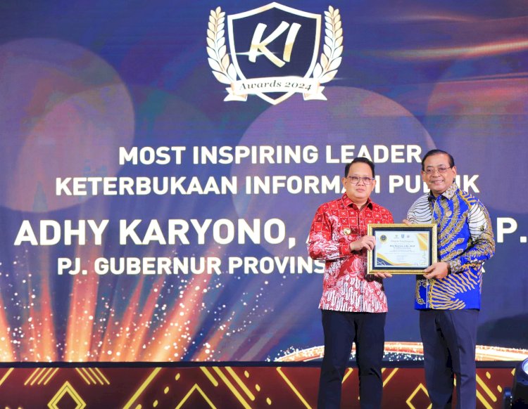 Pj Gubernur Jawa Timur Adhy Karyono penerima penghargaan KI Awards 2024/Ist