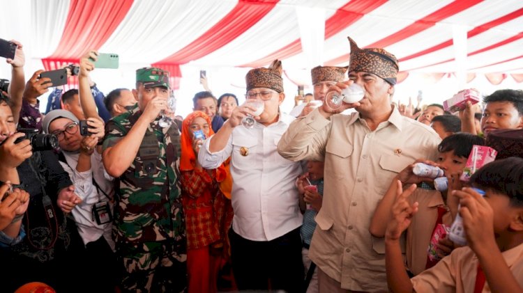 Mentan Andi Amran bersama Pangdam V/Brawijaya, Mayjen TNI Rudy Saladin, M.A minum susu sapi/ist
