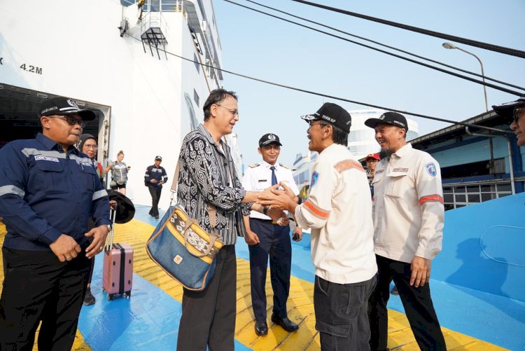 Salah satu penumpang yang turun di Pelabuhan Tanjung Perak Surabaya 
