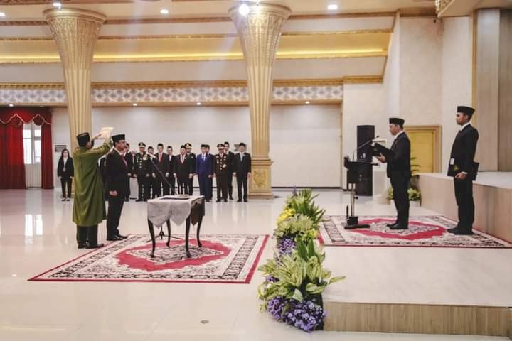 Pjs Bupati Jember, Imam Hidayat saat pengambilan sumpah jabatan Plt Sekda Kabupaten Jember, Arief Cahyono/Ist